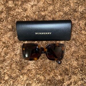 BURBERRY: Over square sunglasses